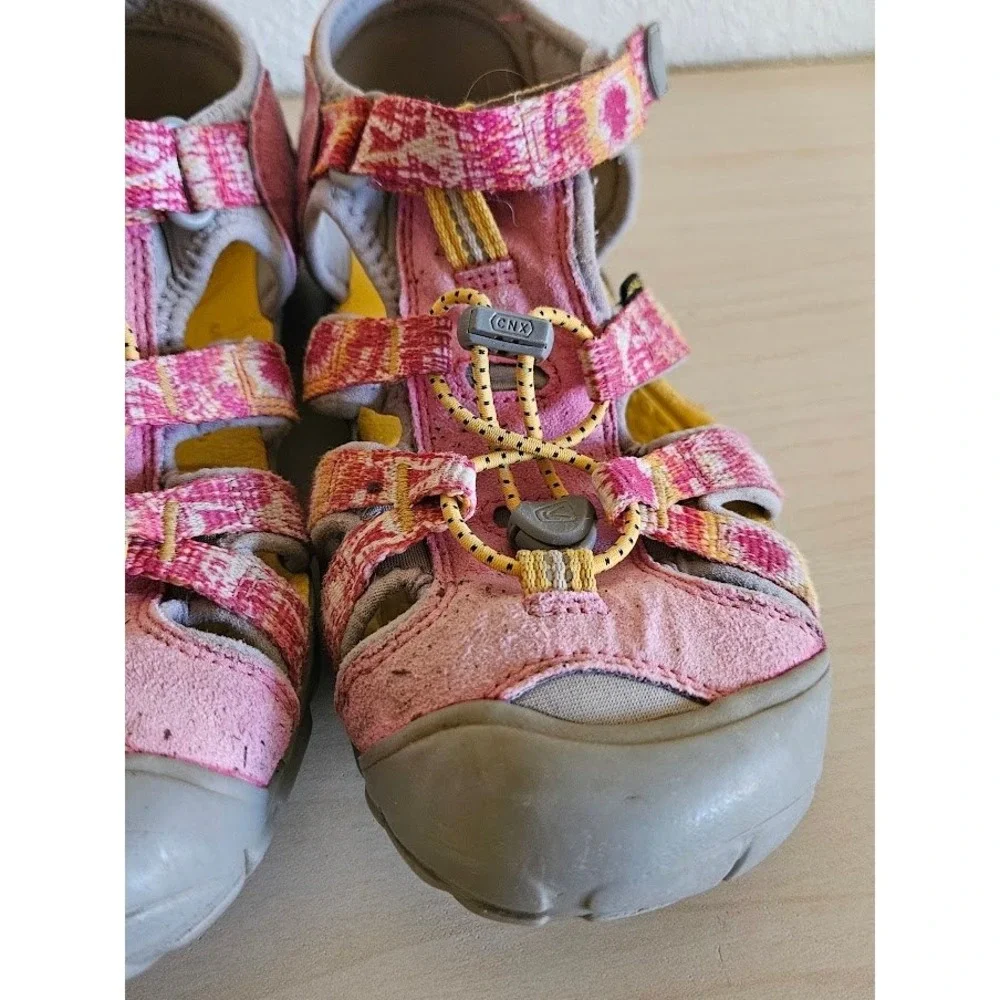 Keen Sandals Seacamp II CNX Hiking Water Shoes Girls Size 4 Very Berry Pink